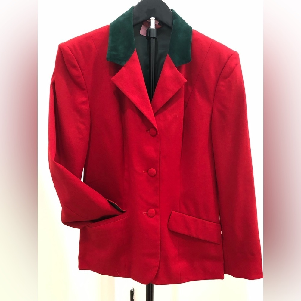 523.SISLEY RELAXED ELEGANCE Red Blazer with Green Velvet Collar. Made in Italy.